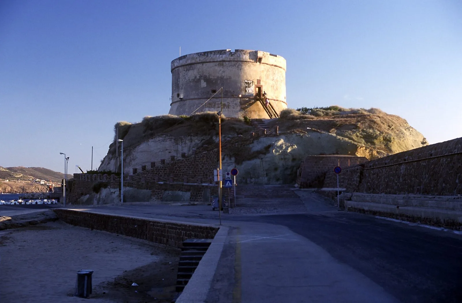 La torre aragonese dell'Isola Rossa a Bosa Marina, sul promontorio collegato alla spiaggia
