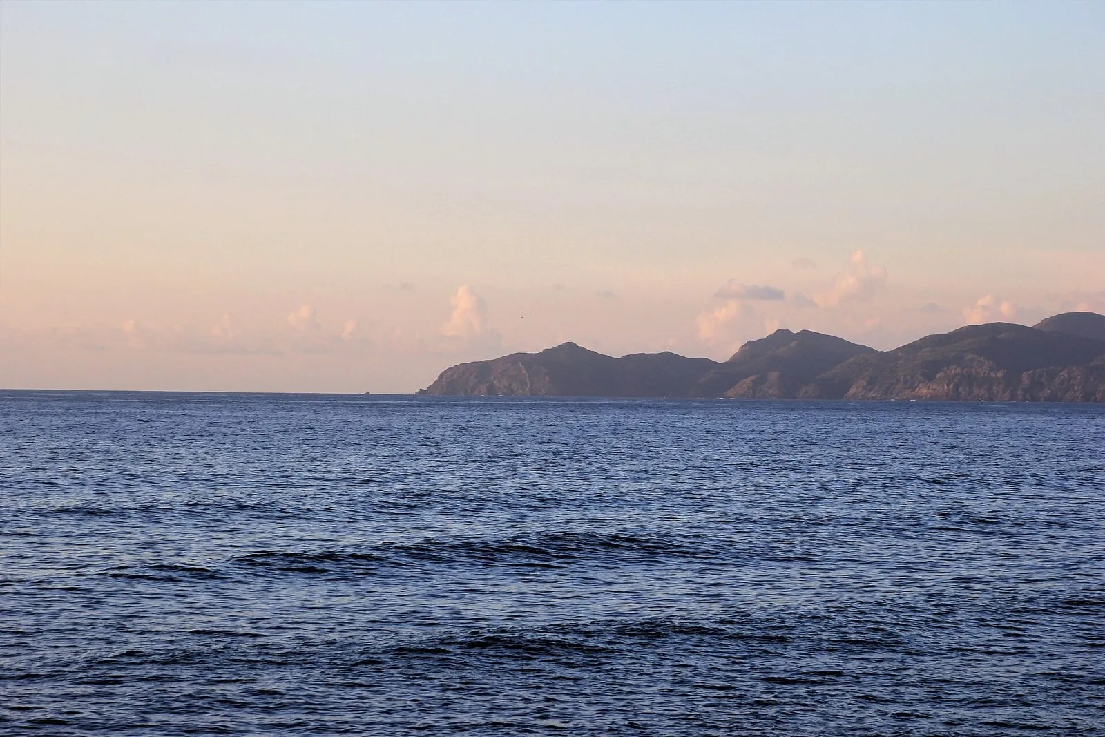 Il promontorio di Capo Marargiu sul mare al tramonto, lungo la costa tra Bosa e Alghero