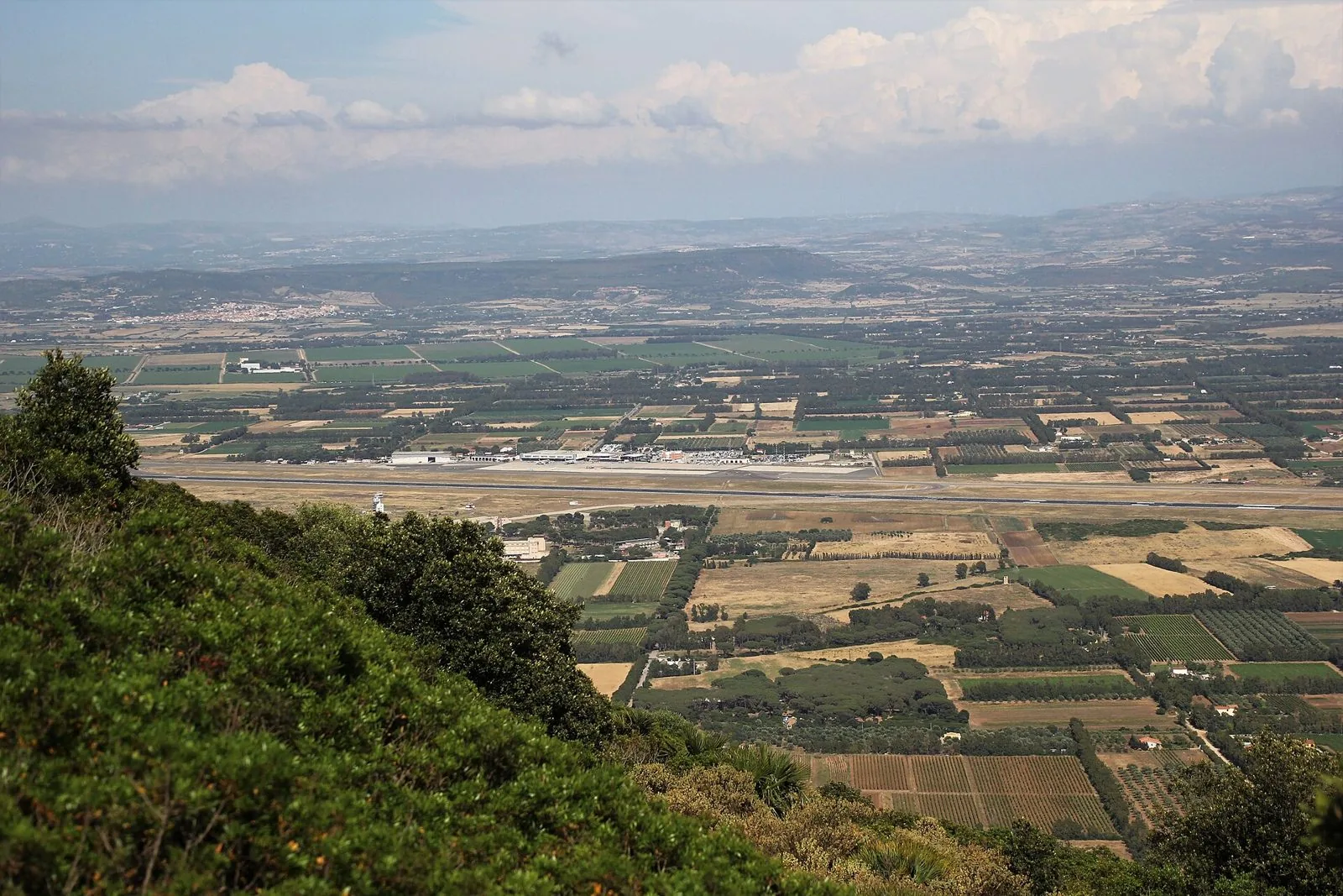 La pianura della Nurra con le piste dell'aeroporto di Alghero-Fertilia viste dall'alto di Monte Doglia